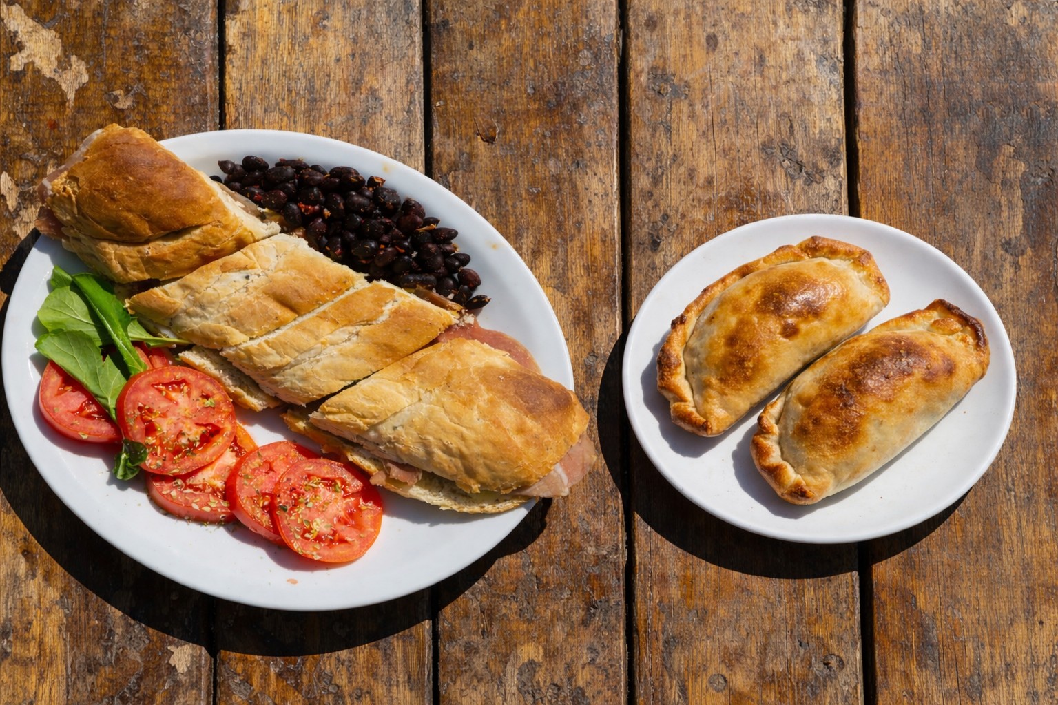 Sándwich, ensalada y empanadas servidos en Puerta de la Quebrada