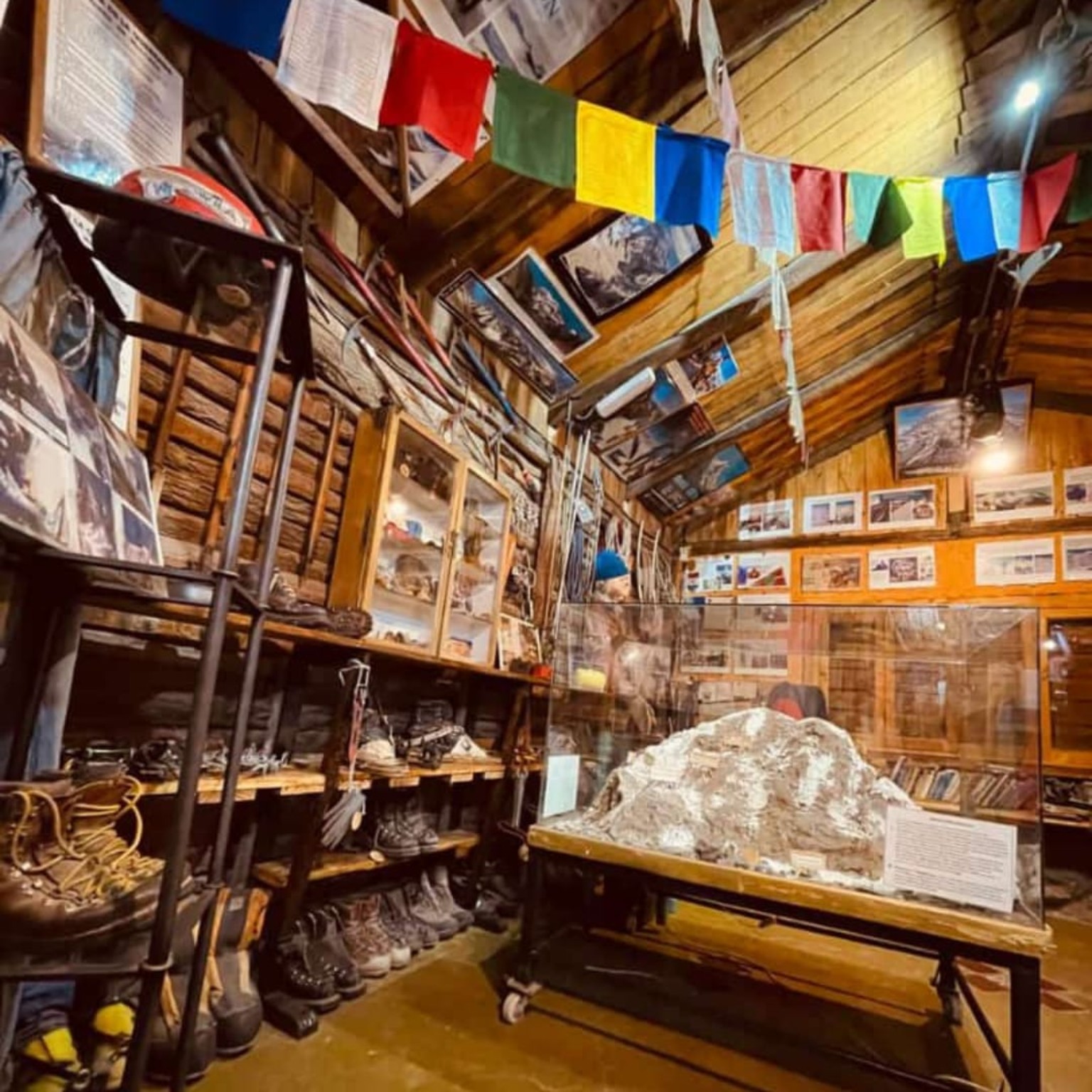 Interior del Museo de Montaña con la maqueta del Aconcagua y equipos históricos